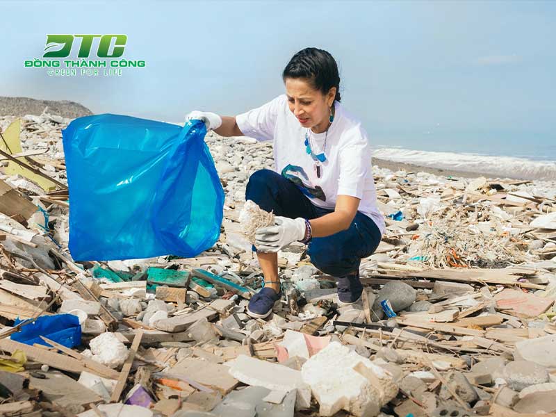 Vứt rác đúng nơi quy định là một cách giúp môi trường sống sạch sẽ hơn